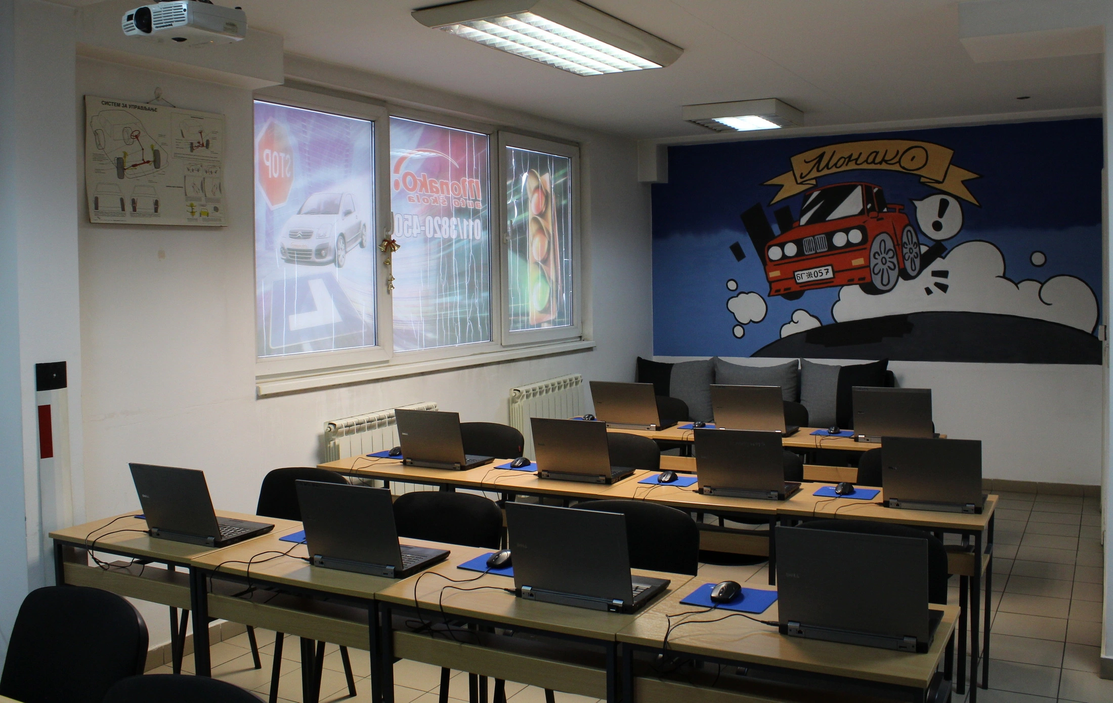 Učionica za teorijsku obuku auto škole Monako
